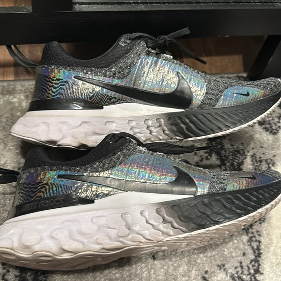 Women’s Nike React Infinity Run Size 8
Black with a holographic design - Picture 4 of 9